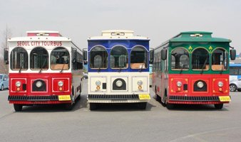 서울시티투어버스 중 트롤리버스는 고풍스러운 외관으로 인기가 높다. 하지만 일부 이용객들 사이에서 나무의자가 불편하고 다국어 안내서비스가 미흡하다는 지적이 나온다. /사진 제공=서울시 관광 홈페이지