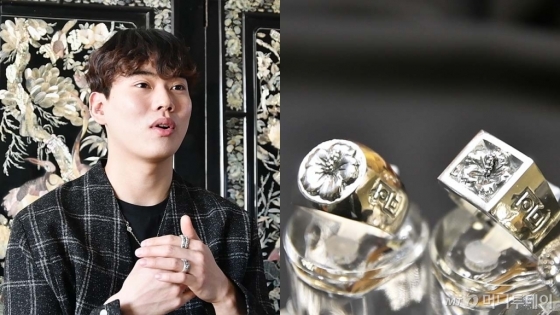 무궁화랑 조현걸 대표(왼쪽)와 완성된 무궁화 모양의 반지 /사진=이상봉 기자