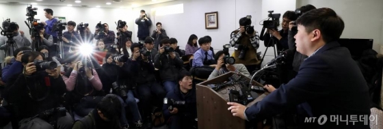  신재민 전 기획재정부 사무관이 2일 오후 서울 강남구 역삼동의 한 빌딩에서 입장을 밝히고 있다./사진=홍봉진 기자