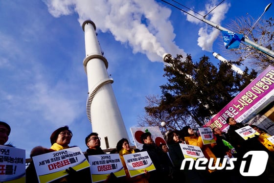 이정미 정의당 대표가 1일 오전 서울 양천구 열병합발전소 후문 앞에서 75m 굴뚝 위에 올라 고공 농성 중인 파인텍 노동자들을 향해 지지발언을 하고 있다.(정의당 제공) 20187.1.1/뉴스1 © News1 민경석 기자