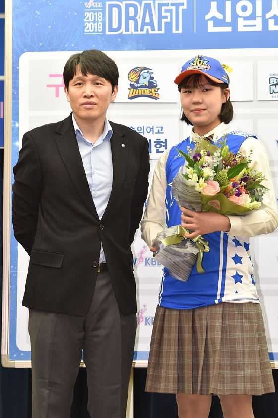 전체 1순위로 우리은행 유니폼을 입은 박지현. /사진=WKBL 제공<br>
<br>