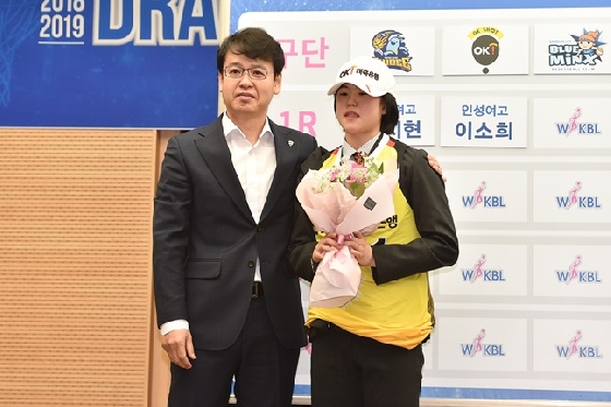 전체 2순위로 OK저축은행에 지명된 이소희. /사진=WKBL 제공<br>
<br>