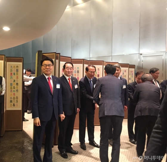 최정우 한국철강협회 회장(사진 왼쪽 첫번째)이 10일 오후 서울 강남구 포스코센터에서 열린 '2019 철강업계 신년인사회'에 참석해 인사를 하고 있다./사진=한민선 기자