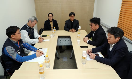 이달 3일 오후 서울 양천구 사회적경제통합지원센터에서 파인텍 노사 대표 등 관계자들이 노사 교섭을 위해 자리하고 있다. 이날 교섭에는 차광호 금속노조 파인텍지회 지회장과 이승열 금속노조 부위원장, 김세권 스타플렉스(파인텍 모회사)대표와 강민표 전무이사 등 노사 대표 각각 두명이 참석했다. /사진=뉴스1