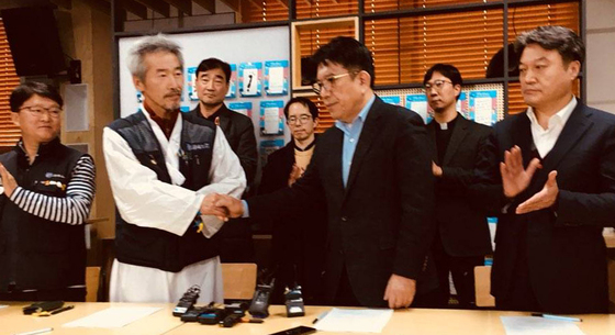 426일간의 굴뚝농성과 사측의 강경발언 등 극한 대치로 치닫던 파인텍 노사가 밤샘 교섭 끝에 극적으로 11일 오전 협상을 타결했다. 차광호 금속노조 파인텍지회 지회장(왼쪽)과 김세권 스타플렉스 대표가 악수를 나누고 있다. /사진=뉴스1