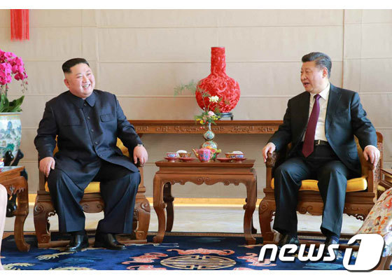북한 노동당 기관지 노동신문이 김정은 국무위원장의 4차 방중 소식을 10일자 지면에 보도했다. 김 위원장과 시진핑(習近平) 중국 국가주석이 9일 오전 중국 베이징(北京)의 호텔 북경반점에서 오찬 전 환담하는 모습.(노동신문)2019.10/뉴스1