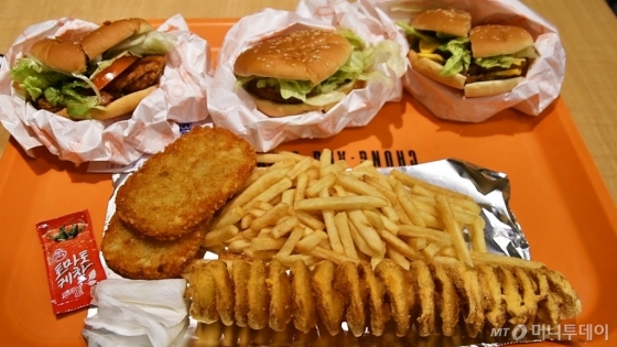 중앙대 학생식당 '카우버거'에서 기자 두 명이 주문한 메뉴. 모두 합해 단돈 11000원이라는 엄청난 가성비를 자랑한다. /사진=이상봉 기자