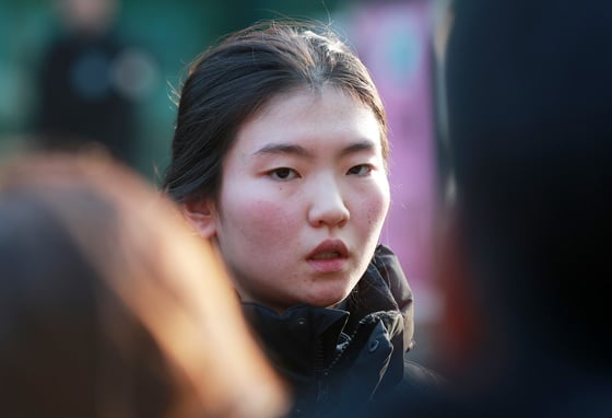심석희 쇼트트랙 국가대표 선수가 이달 17일 오후 경기도 수원시 영통구 수원지방법원에서 열린 조재범 전 국가대표팀 코치의 항소심 2차 공판에 출석해 폭행 피해 사실을 진술한 후 법정을 나서며 취재진 질문에 답하고 있다./사진=뉴스1