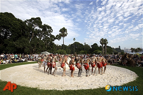 2011년1월26일 호주 건국의 날을 맞아 호주 시드니에서 원주민들이 전통의식인 우간마굴(Woggan-ma-gule) 행사를 펼치고 있다. 우간마굴 의식은 호주 첫 정착 조상에 대한 경의를 표하는 행사이다./사진=뉴시스