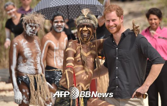 지난해 10월22일 영국 해리왕자(오른쪽)가 호주 프레이저 아일랜드의 원주민 커뮤니티를 방문했다. /AFPBBNews=뉴스1