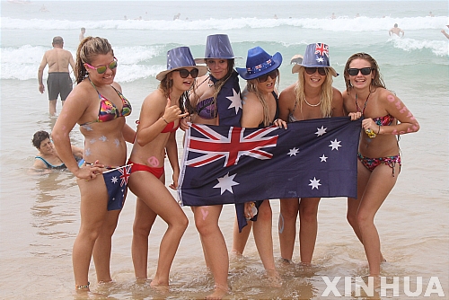 2017년 1월26일 호주 건국의 날을 맞아 시드니의 본다이비치에서 여성들이 호주 국기를 들고 기념 촬영하고 있다./사진=뉴시스, 신화.