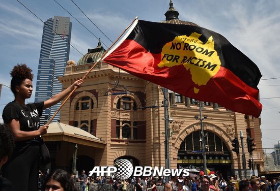 지난해 1월26일, 호주 멜번 플린더스스트릿 스테이션 앞에서 시위대들이 시위를 하고 있다. 이들은 "오늘은 '호주의 날'이 아니라 '침략의 날'"이라고 부르짖었다. /AFPBBNews=뉴스1