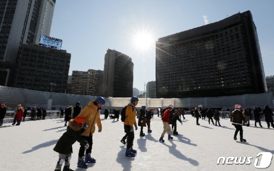 [사진] '따스한 햇살 아래 스케이트 타요'