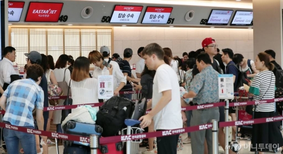 서울 강서구 김포공항 탑승수속장이 여행객들로 붐비고 있다. /사진=머니투데이