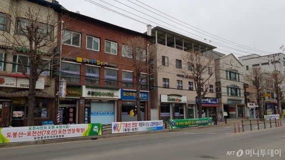 포천시청 앞에 7호선 포천 연장구간 예비타당성 조사 면제를 축하하는 플래카드들이 걸려 있다./사진= 박미주 기자