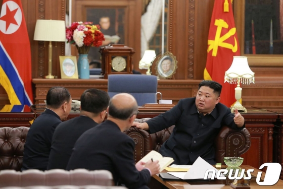 (평양 AFP=뉴스1) 우동명 기자 = 김정은 북한 국무위원장이 23일 (현지시간) 평양 노동당 중앙위원회 청사에서 김영철 부위원장을 단장으로 한 북미고위급회담대표단을 만나 워싱턴 방문 결과에 대해 보고를 받았다고 조선중앙통신이 24일 보도했다. 김 위원장은 북미 고위급 회담 대표단의 활동결과와 도널드 트럼프 미국 대통령의 친서에 만족을 표시하면서 “두 나라가 함께 도달할 목표를 향하여 한 발 한 발 함께 나가기위해 트럼프 대통령의 긍정적인 사고방식을 믿고 인내심과 선의의 감정을 가지고 기다릴 것"이라고 말했다.   © AFP=뉴스1  