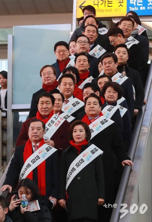 김병준 비대위원장, 나경원 원내대표 등 자유한국당 의원 및 관계자들이 1일 오전 서울역을 찾아 귀성객들에게 인사를 하기 위해 승강장으로 이동하고 있다. /사진=이동훈 기자