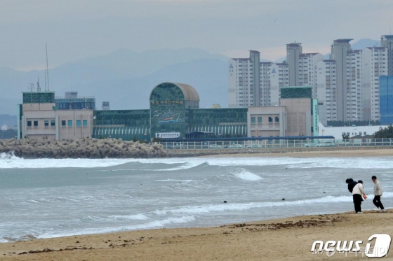 (포항=뉴스1) 최창호 기자 = 10일 낮 12시53분쯤 경북 포항시 북구 동북쪽 58km해역에서 규모 4.1지진이 발생했다. 사진은 포항 영일대해수욕장으로 파도가 밀려들고 있는 모습. 2019.2.10/뉴스11  <저작권자 © 뉴스1코리아, 무단전재 및 재배포 금지>