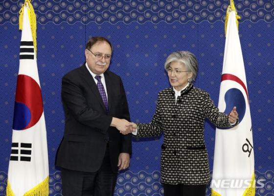 강경화 외교부 장관(오른쪽)이 10일 오후 외교부에서 한미 방위비분담협정을 앞두고 티모시 베츠 미 국무부 방위비분담금 협상 대표와 접견을 하고 있다. 2019.02.10.   photo@newsis.com  