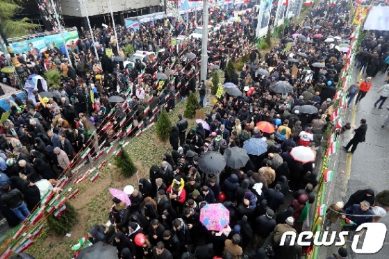 이슬람 혁명 40주년을 기념해 거리에 나선 테헤란 시민들의 모습 © AFP=뉴스1