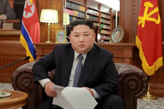 김정은 북한국무위원장은 1일 새해 정책 방향을 제시하는 신년사를 발표했다. 신년사는 이날 오전 9시 조선중앙TV를 통해 김 위원장의 육성으로 공개됐다. 김 위원장은 집권 후 7년째 매년 육성 신년사를 발표하고 있다. 조선중앙TV는 오전 8시 45분께 신년사 예고 방송을 한 데 이어 오전 9시 노동당 중앙청사의 야경과 함께 1월 1일 0시를 가리키는 시계와 종소리로 방송을 시작했다.(노동신문) 2019.1.1/뉴스1