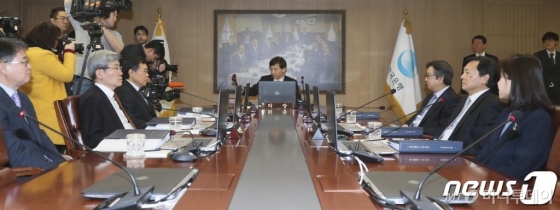 (서울=뉴스1) 오대일 기자 = 이주열 한국은행 총재가 24일 오전 서울 중구 한국은행에서 열린 2019년 1월 통화정책방향 관련 금융통화위원회를 주재하고 있다. 2019.1.24/뉴스1 <저작권자 © 뉴스1코리아, 무단전재 및 재배포 금지>