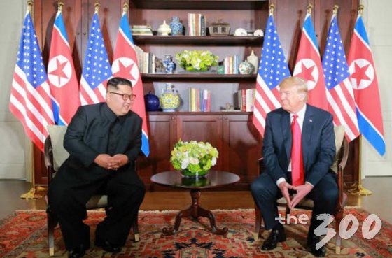 북한 노동신문이 김정은 북한 국무위원장과 도널드 트럼프 미국 대통령의 12일(싱가포르 현지시간) 싱가포르 센토사 섬 카펠라 호텔에서 140여 분에 걸친 단독·확대정상회담과 정상회담 공동합의문 채택을 13일 보도했다. (노동신문) 2018.6.13/뉴스1 <저작권자 © 뉴스1코리아, 무단전재 및 재배포 금지>