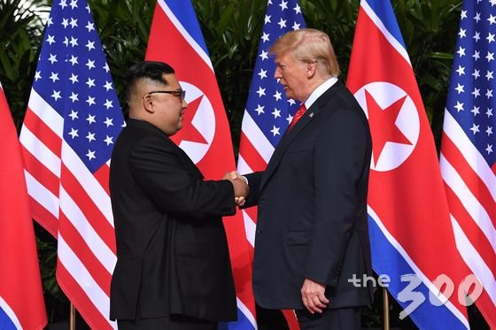 도널드 트럼프 미국 대통령과 김정은 북한 국무위원장이 12일(현지시간) 싱가포르 센토사 섬의 카펠라 호텔에서 역사적인 첫 북미정상회담에 앞서 악수를 하고 있다. © AFP=뉴스1 <저작권자 © 뉴스1코리아, 무단전재 및 재배포 금지>