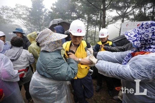 (밀양=뉴스1) 전혜원 기자 = 밀양 송전탑 공사가 재개된 2일 오전 경남 밀양 부북면 위양리 126번 공사현장에서 한전 직원이 공사현장으로 진입하려 하자 반대 주민들이 막아서고 있다. 2013.10.2/뉴스1