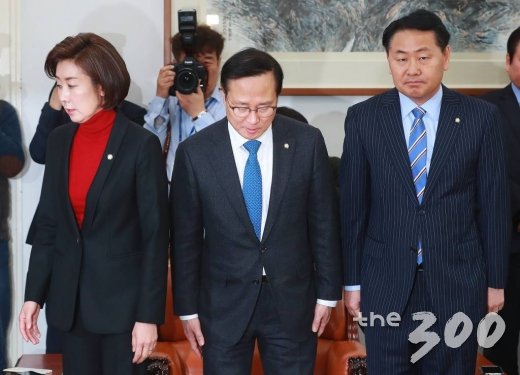 나경원 자유한국당(왼쪽부터), 홍영표 더불어민주당, 김관영 바른미래당 원내대표가 18일 오전 서울 여의도 국회 운영위원장실에서 국회정상화 방안을 논의하기 위한 회동에 앞서 발언을 마친 뒤 회의실로 이동하고 있다./ 사진=이동훈 기자