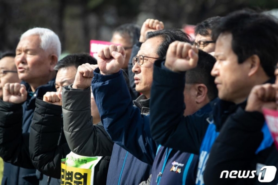 김명환 민주노총위원장을 비롯한 조합원들이 18일 서울 여의도 국회 앞에서 기자회견을 열고 총파업·총력투쟁 요구안을 발표한 후 구호를 외치고 있다./사진=뉴스1