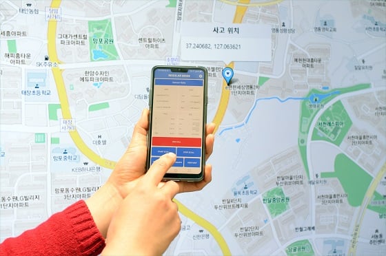 이콜(e-Call) 서비스 소프트웨어를 설치한 스마트폰으로 사고 발생 관련 정보를 확인하는 모습/사진=ETRI