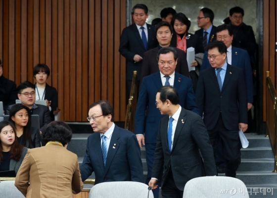 [사진]확대간부회의 참석하는 민주당 의원들