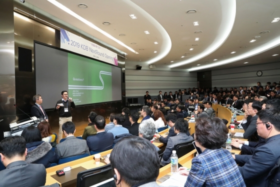 20일 KDB산업은행 본점에서 열린 KDB넥스트라운드 '2019 오프닝데이'에서 그랩의 CFO(최고재무책임자) 존 추아가 특별 IR을 진행하고 있다. / 사진제공=산은
