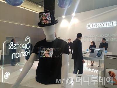 로욜이 플렉서블 아몰레드 디스플레이를 모자, 티셔츠 등에 활용해 디자인한 제품을 MWC2019 전시장에서 선보였다./사진=강미선 기자