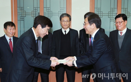 성윤모 산업통상자원부 장관이 7일 서울 여의도 한전 집무실에서 제3차 에너지기본계획 워킹그룹의 권고안을 제출받고 있다. 2018.11.7/사진제공=산업통상자원부