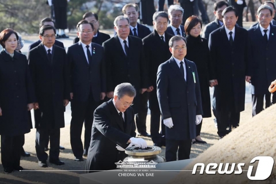 문재인 대통령이 26일 서울 용산구 효창공원에서 백범 김구 선생의 묘를 참배, 분향하고 있다./사진=뉴스1 (청와대 페이스북) 