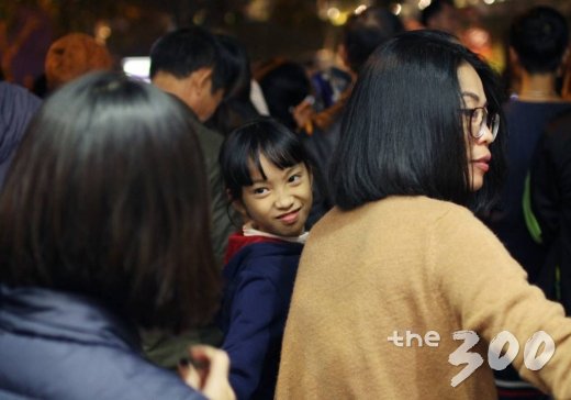 26일(현지시간) 오후 베트남 시민들이 하노이 하노이 JW메리어트호텔 주변으로  나와 도널드 트럼프 미국 대통령을 맞이했다.