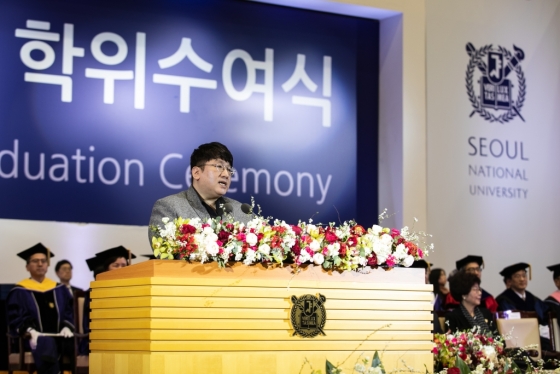 방시혁 빅히트 엔터테인먼트 대표가 26일 오후 2시 서울 관악구 서울대학교 종합체육관에서 열린 제73회 전기 학위수여식에서 졸업생들에게 축사를 전하고 있다. /사진제공=서울대