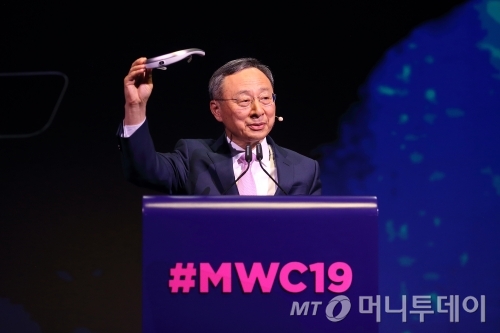 Ȳâ KT ȸ 25  ٸγ  'MWC 2019' 'ħ 5G   ÷ ϴ(Now a Reality, KT 5G and the Next Intelligent Platform)'  (Keynote Speech) ϰ ִ. /=KT 