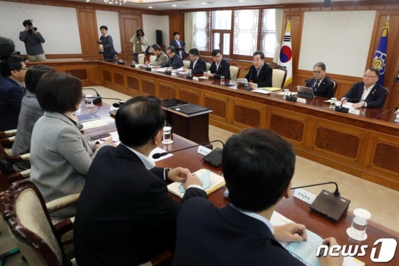 이낙연 국무총리가 2일 오전 정부서울청사에서 열린 사립유치원단체 한국유치원총연합회(한유총)의 ‘개학연기 투쟁’과 관련한 긴급 관계부처·지자체 회의에서 모두발언을 하고 있다./사진=뉴스1