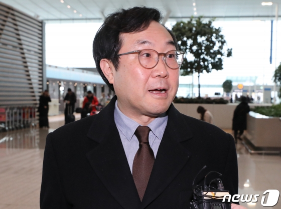 (인천공항=뉴스1) 허경 기자 = 이도훈 한반도평화교섭본부장이 5일 오전 스티븐 비건 미국 국무부 대북특별대표와 한미 북핵 수석대표 간 협의를 하기 위해 인천국제공항을 통해 미국 워싱턴으로 출국하며 취재진의 질의에 답하고 있다. 2019.3.5/뉴스1  