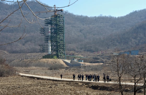  북한이 평안북도 동창리에 있는 미사일 발사장을 해체하는 정황이 포착됐다.   38노스에 따르면 23일(현지시간) 위성사진을 통해 확인한 결과, 북한이 지난 20일쯤부터 동창리 발사장의 해체에 들어간 것으로 보인다며 약 2주전부터 해체 작업이 시작된 것으로 추정했다.   북한이 서해 위성 발사장으로 부르는 동창리 미사일 실험장은 미국 본토를 위협하는 대륙간탄도미사일(ICBM) 개발의 본산이자 대표적인 발사장으로 여겨진다.   사진은 동창리 미사일 발사대 모습.(뉴스1 DB) 2018.7.25/뉴스1  