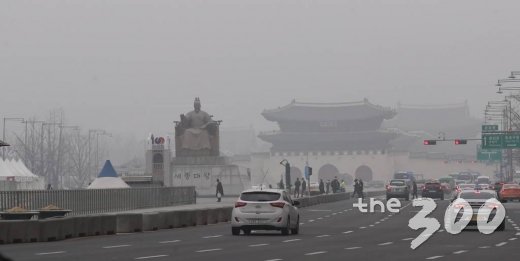 수도권 지역 미세먼지 비상저감조치가 닷새 째 이어지고 있는 5일 오전 서울 광화문 네거리 인근에서 시민들이 출근길 발걸음을 옮기고 있다./사진=김휘선 기자