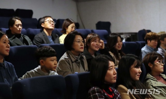 김정숙 여사 편지에 '칠곡 가시나들' 눈물… 김정숙 여사 편지에 '칠곡 가시나들' 눈물…