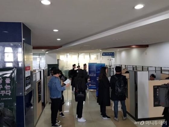 지난 4일 서울 서대문구 연세대에서 열린 삼성전자 채용상담회에서 취업준비생들이 대기하고 있다./사진=이정혁 기자