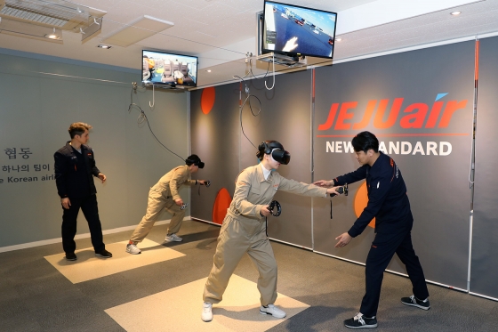 제주항공 객실승무원들이 경기도 부천시 제주항공 객실훈련센터에서VR(가상현실)을 통한 안전훈련을 실시하고 있다./사진제공=제주항공