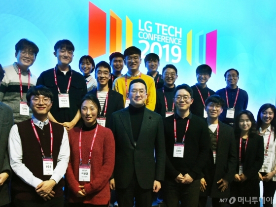 지난달 13일 오후 서울 강서구 마곡 LG사이언스파크에서 열린 'LG 테크 컨퍼런스'에서 구광모 LG그룹 회장(앞줄 왼쪽 세번째)이 초청된 이공계 인재들과 함께 기념사진 촬영을 하고 있다./사진제공=LG