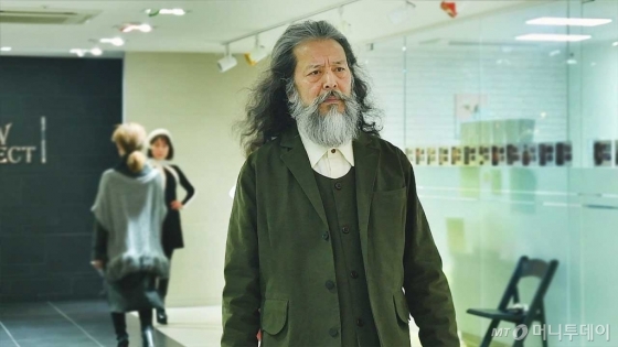 워킹 연습에 몰두하고 있는 시니어모델 김칠두씨. 날카로운 눈빛이 인상적이다. /사진=이상봉 기자
