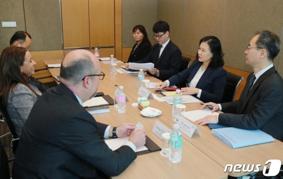 유명희 산업통상자원부 통상교섭본부장이 27일 오전 서울 여의도 JW메리어트호텔에서 일함 카드리 솔베이 CEO와 면담을 갖고 한국투자 평가 및 투자 계획과 향후 협력방안 등을 논의하고 있다. (산업통상자원부 제공) 2019.3.27/사진=뉴스1 